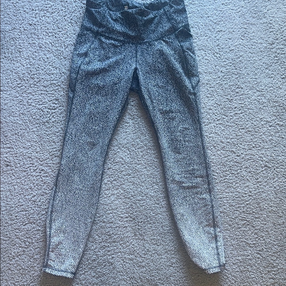 All in motion Black and White Patterned Leggings size medium